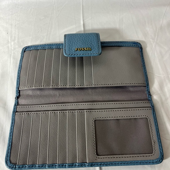Fossil Logan RFID Leather Wallet - Picture 3 of 5